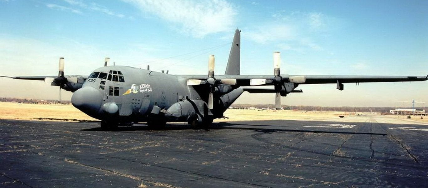 Γέμισμα και άδειασμα πυροβόλων AC-130U Spooky και AC-130W Stinger II (βίντεο)